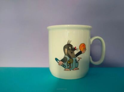 Kubek Porcelán Thun z krecikiem w niebieskich monterkach i z piłką w ręce