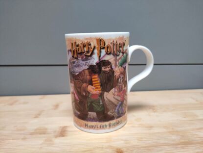 Kubek Harry Potter Churchill z białym uszkiem po prawej na szarym tle
