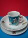 Kubek z krecikiem lecącym w kosmosie stojący na dwóch talerzach  Porcelán Thun z przyjaciółmi
