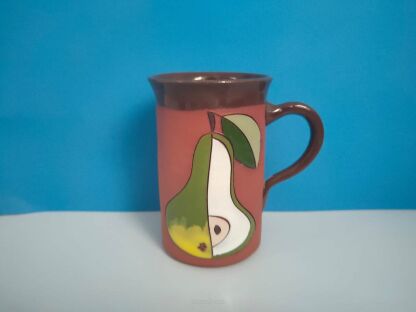 Kubek ceramiczny Keramika Kučera z zieloną gruszką przekrojoną w pół na jasnoniebieskim tle
