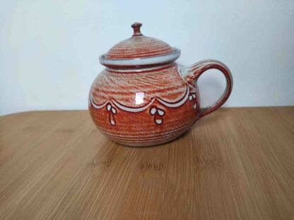 Ceramiczny kubeczek beczułka z białymi floresami z przykrywką w kolorze ceglanym