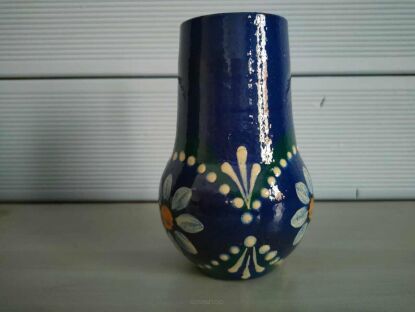 Granatowy wazonik Töpterhof-Keramik DDR Romhild z wyraźnymi zdobieniami zna tle sidingu