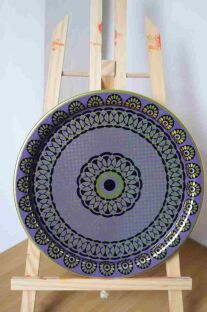 Piękna metalowa taca fioletowo-złota na małej sztaludze z jasnego drewna