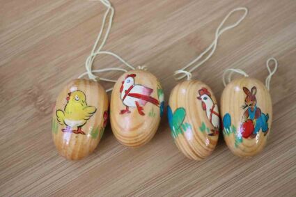4 ręcznie malowane pisanki retro na sznureczku przedstawiające kurczę,2 kurczaki i zajączka