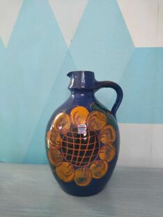 Ceramiczny wazonik węgierski z uszkiem po prawej z malunkiem