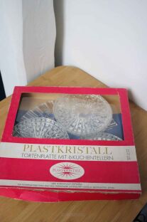 Taca i 6 talerzyków z NRD Plastikristall w oryginalnym czerwonym pudełku z szybką