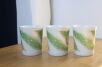 3 piękne kubki EPIAG porcelán z zielonymi motywami z gwiazdkami stojące obok siebie w rządku