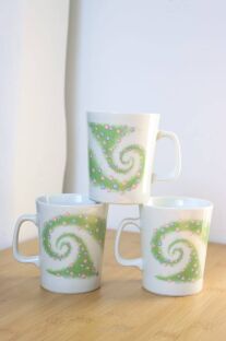 3 piękne kubki EPIAG porcelán ułożone w wieżę z dwóch u podstawy i jeden na nich