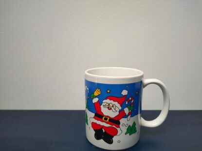 Kubek świąteczny z uśmiechniętym Mikołajem na ściegu z uszkiem po prawej 