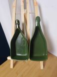 Dwa zielone ceramiczne naczynia do zapiekania w kształcie butelki
