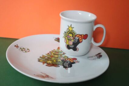 Talerzyk świąteczny Porcelán Thun  z krecikiem obok choinki i kubek z krecikiem z koszykiem świątecznym