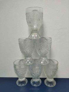 Pucharki Cibulák na tle ściany ułożone w wieżę po 1, 2 i 3