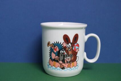 Kubek Porcelán Thun dla dzieci z krecikiem, zajączkiem, myszką i jeżykiem na pontonie