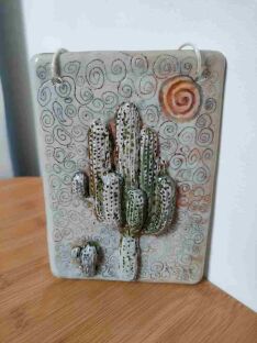 Ceramiczny obrazek z kaktusem z białym sznurkiem do powieszenia