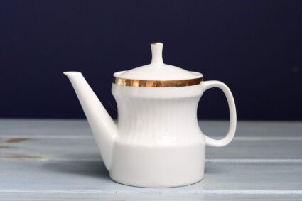 Biały dzbanek Loučky porcelán ze złotym rantem i dziubkiem w lewo na herbatę