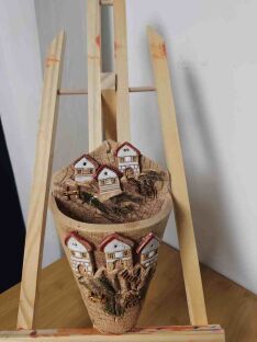 Ceramiczna doniczka wisząca z domkami – retro, 24 cm