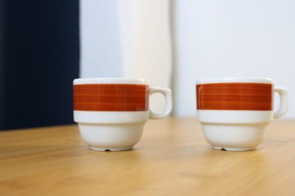 2 filiżanki do espresso G.Benedict porcelán  stojące obok siebie z uszkami skierowanymi pod tym samym kątem