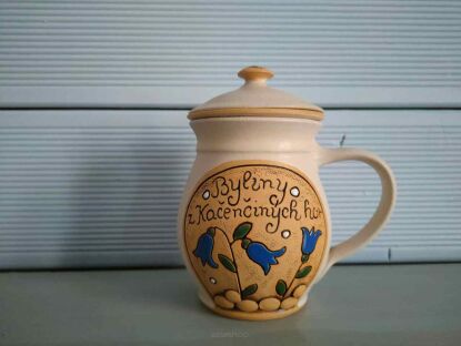 Kubek kremowy do zaparzania herbaty z dzwoneczkami Orlické hory z uszkiem po prawej