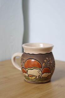 Ceramiczny kubek z grzybami