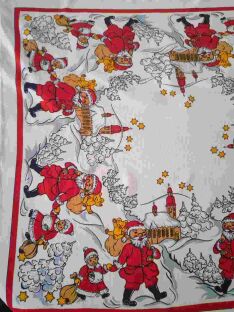 Piękny obrus świąteczny z wiskozy z bardzo bliska z widocznymi motywami

