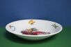 Talerz głęboki Porcelán Thun z krecikiem i myszką jadącymi czerwonym kabrioletem z boku
