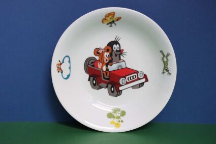 Talerz głęboki Porcelán Thun z krecikiem i myszką jadącymi czerwonym kabrioletem
