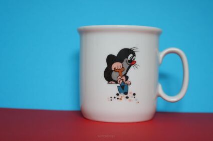 Kubek Porcelán Thun dla dzieci z krecikiem kopiącym łopatką w ziemi