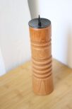 Świecznik toczony z jasnego drzewa