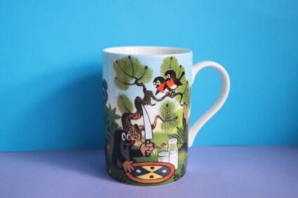 Kubek Porcelán Thun dla dzieci z krecikiem krojącym kołacz i obserwującymi ptaszkami