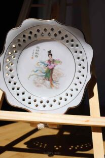 Miseczka z chińskiej porcelany z wizerunkiem gejszy ze spiętymi włosami i zwiewnym odzieniem