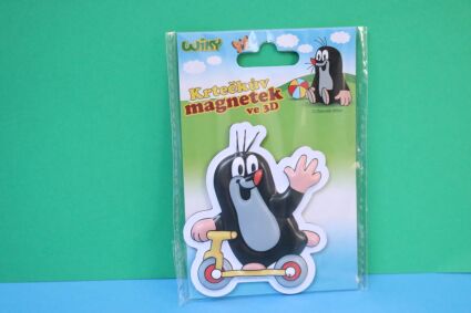 Magnes WIKY z folii magnetycznej z krecikiem na żółtej hulajnodze machającym łapką