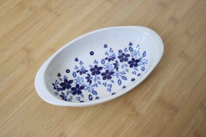 Naczynie do zapiekania Ceramika Bolesławiec z widocznymi niebiesko-granatowymi wzorami kwiatowymi z góry